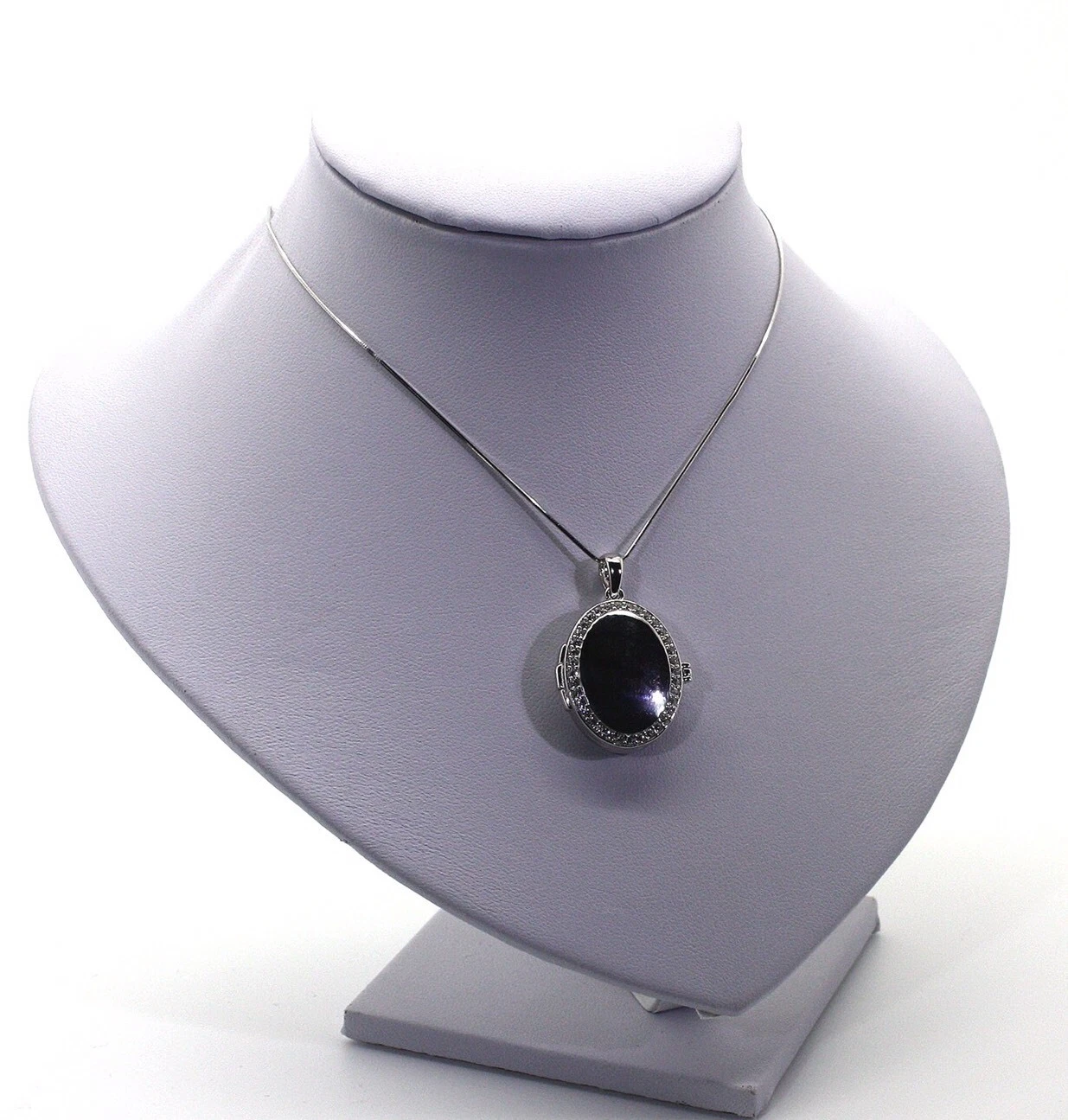 UNDERCOVER Medaglione ovale e collana incorniciato con zirconi 5A in argento sterling 925