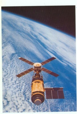 OVERHEAD VIEW-SKYLAB-CLOUD-COVERED EARTH-MODERN POSTCARD-4''X6''(#SPC-129*)