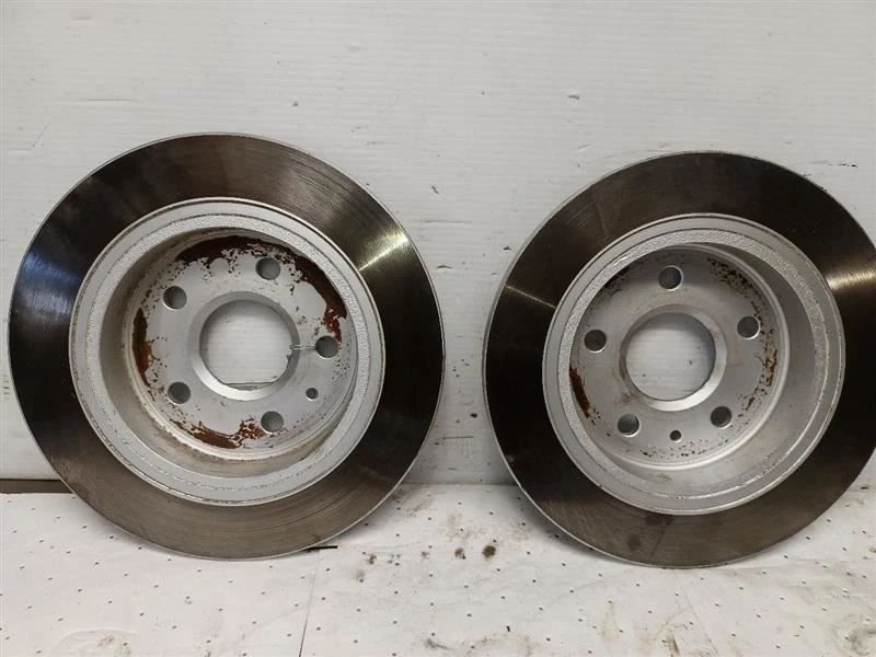 Rear Brake Rotor Pair from 16 Chevrolet Malibu Opt J60 4th Digit VIN 1 10974150 - Image 2 of 4