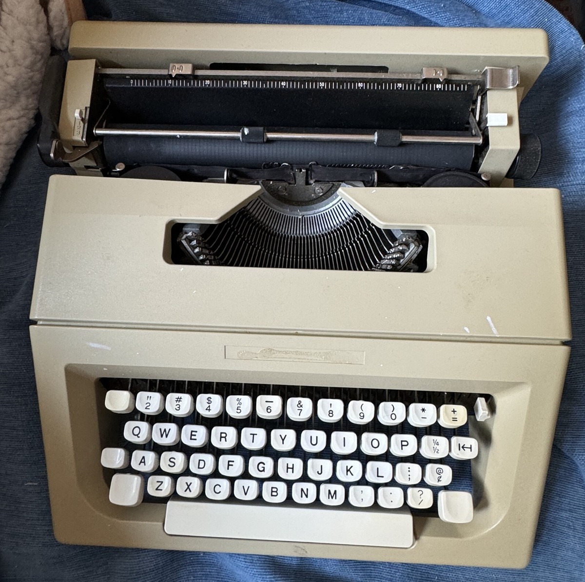 Vintage Olivetti LETTERA Manual Portable Typewriter NOM-354-I With
