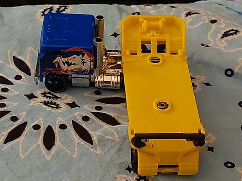 ATTRACTIVE & FUN CAGED CARGO TRACTOR TRAILER BY MATTEL 5.5' TOTAL LENGTH, 2O13 - Picture 5 of 12