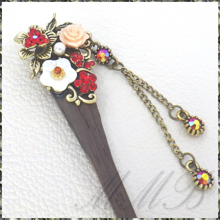 Horquilla de madera vintage con estrás dorado y flor usada Foto 3 de 4