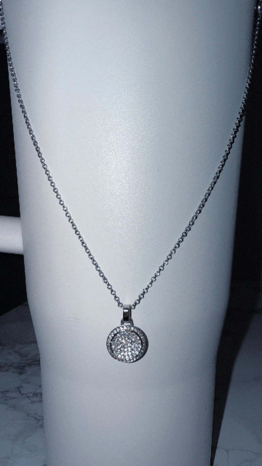 Collana pendente disco Michael Kors tono argento pavè zirconi firma MK 16"