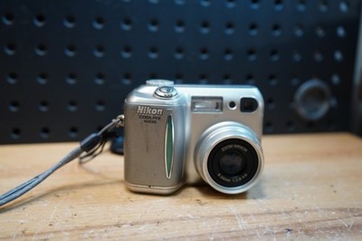 (C) Nikon Coolpix 4300 E4300 4MP Digital Camera Silver No Charger
