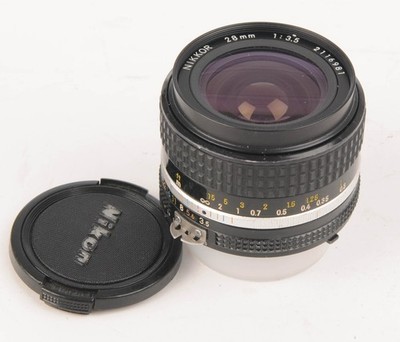 Nikon Objektiv 28 mm f/3,5 AIs Weitwinkel Nikon F Fit (3546G)
