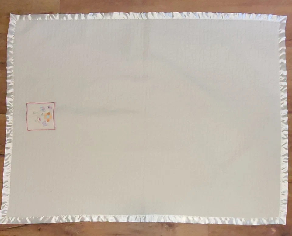 Manta bebé sherpa y satinado de felpa blanca crema BeanSprout flores mariposas Foto 2 de 4