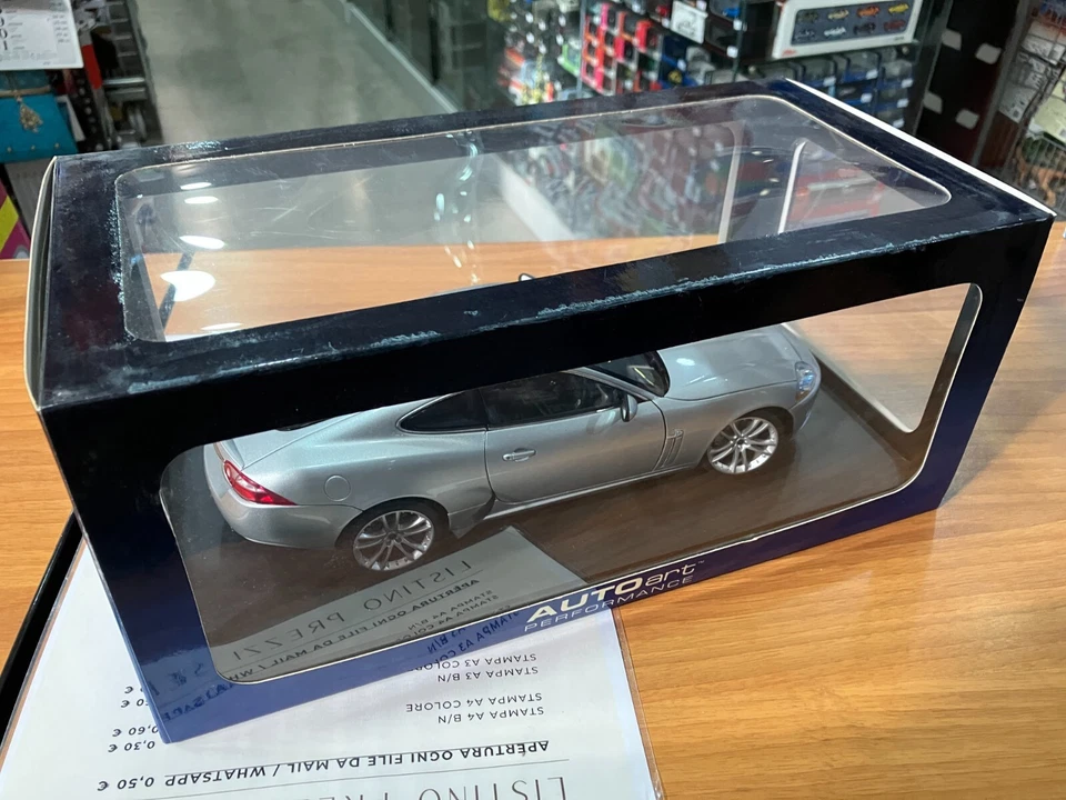 1/18 JAGUAR XK COUPE 2006 LIQUID SILVER AUTOART 73631 RARE - Immagine 3 di 4