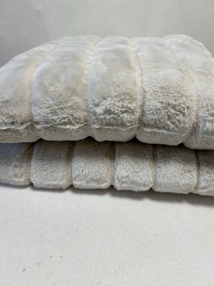 Juego de 2 fundas de almohada de tela súper suave de piel sintética beige 22x22 Foto 2 de 4