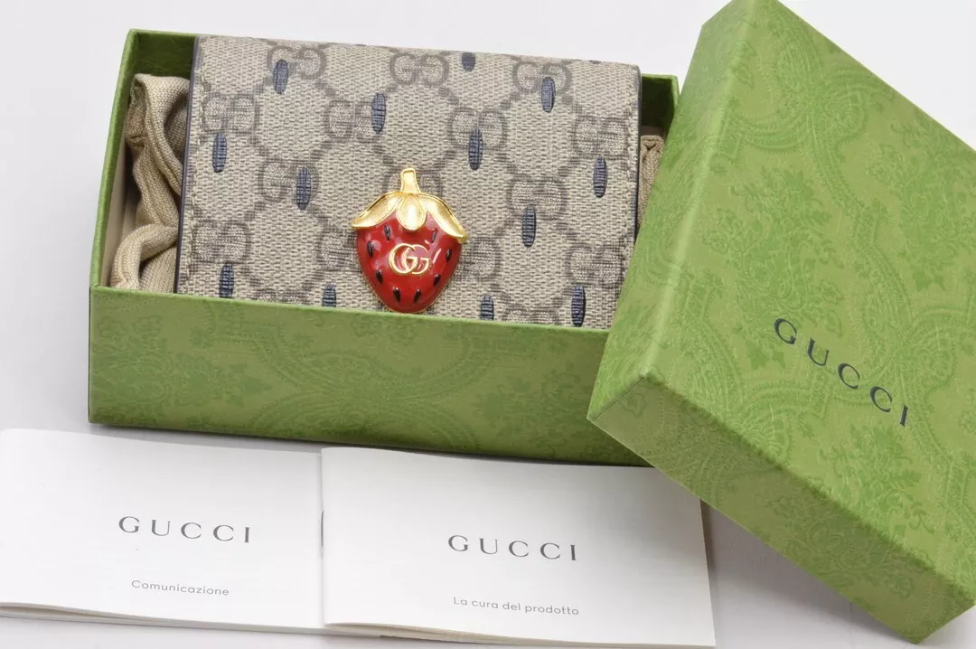 Portefeuille compact GUCCI GG Supreme PVC et cuir fraises 726247 beige