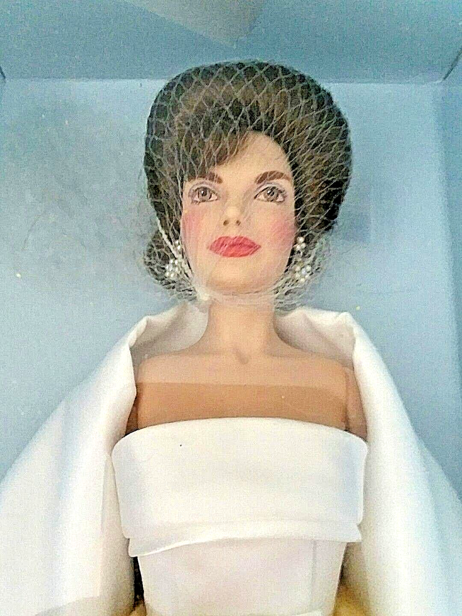 VINTAGE FRANKLIN MINT JACKIE KENNEDY DOLL 1998 White Satin GOWN OLEG CASSINI