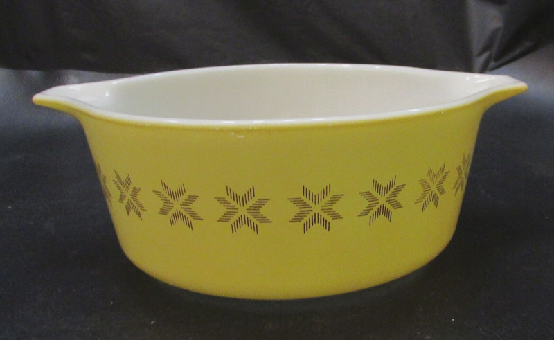Vintage 1970's Pyrex Glass Yellow Town Country 1.5 pt Cinderella Casserole 472