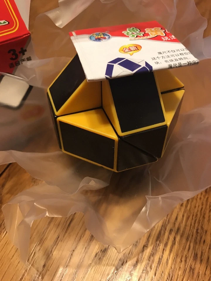 Cubo rompecabezas regla mágica serpiente negro y amarillo. Vendedores de Estados Unidos envíos N 24h Foto 3 de 4