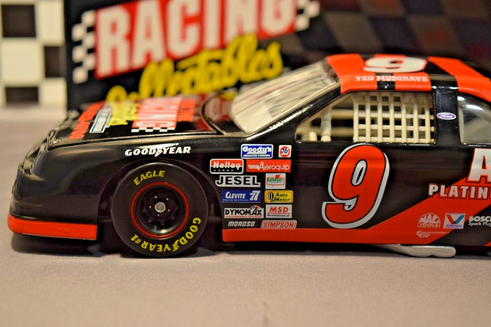 Ted Musgrave RCCA 1995 Racing Collectables #8 escala 1:24 T-Bird 1 de 2508 Foto 3 de 4