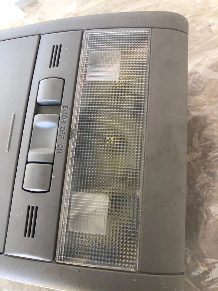 Toyota Prius 2007 luz interior lámpara de consola superior con compartimento para gafas de sol Foto 2 de 4