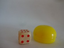 Altes Spielzeug - Weißer Würfel mit rote Zahlen