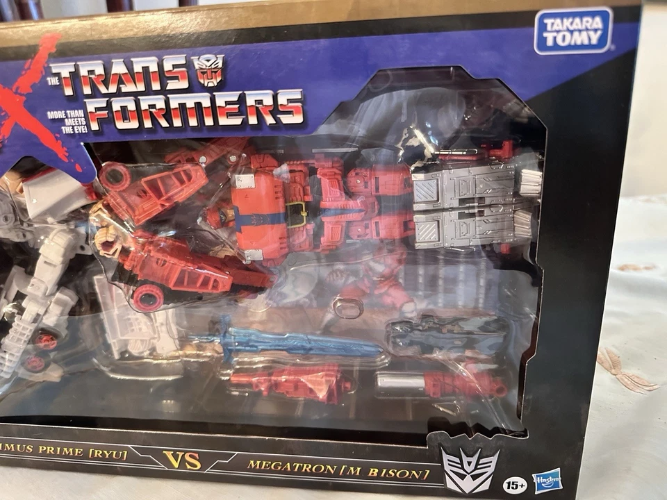 TRANSFORMERS X STREET FIGHTER II OPTIMUS PRIME RYU VS. MEGATRON M. BISON TAKARA Foto 3 de 4