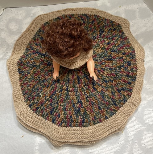 Muñeca almohada cama ganchillo vintage con vestido multicolor, cabello rojo rizado y ojos azules - Imagen 12 de 12