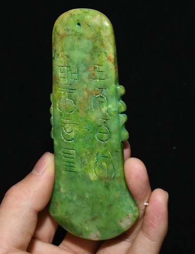 Statue hache ventes exceptionnelles jeton mots inscription jade vert culture Hongshan Chine ancienne 12 cm
