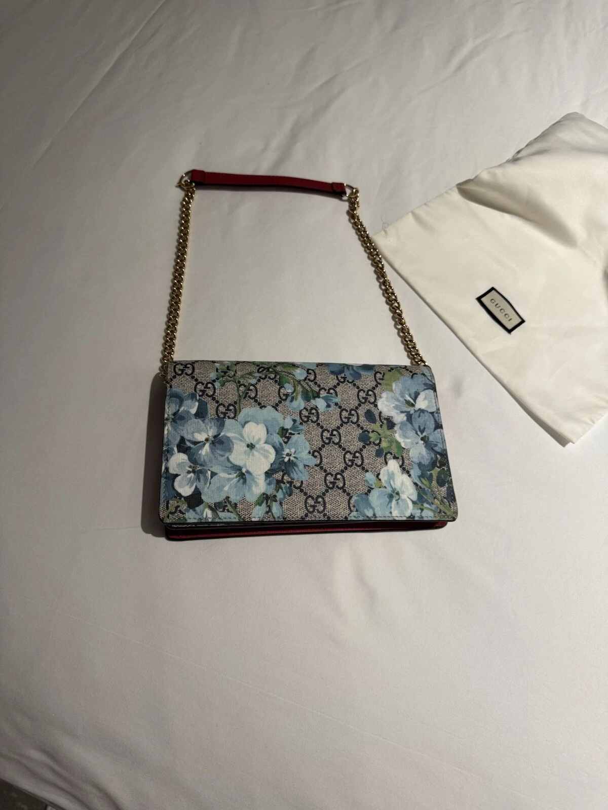 Portefeuille Gucci GG Supreme Blooms sur chaîne