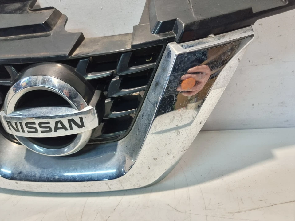 Parrilla delantera Nissan Juke F15 placa central cromada 2015 Facelift 62072-BV80A Foto 4 de 4