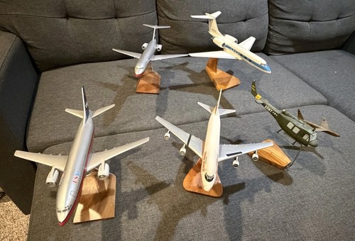 Lot of 4 1/100-200 model planes on stand• Gulfstream, USAir x2, TWA (+Huey,USAF)