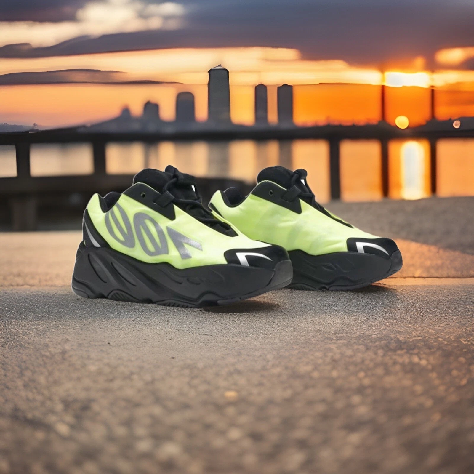 Taglia 1.5Y Adidas Yeezy Boost 700 MNVN Neonato 'Phosphor' FY3728 Nuove con scatola