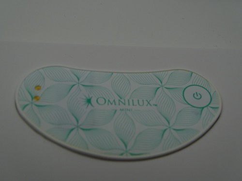Omnilux Eye Brightener DePuff Brighten Firm Red Light Therapy Mini Device - Picture 9 of 11