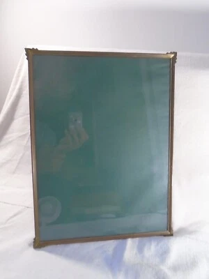 ANCIEN PORTE PHOTO METAL DORE CADRE VINTAGE SUR PIED 40 X 29 CM - Photo 1/4