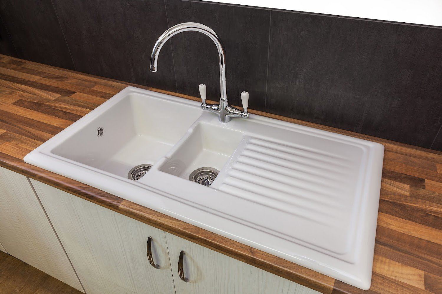 Reginox RL301CW Ceramic 1.5 Bowl Kitchen Sink Traditional White Reversible Waste 8693405495902