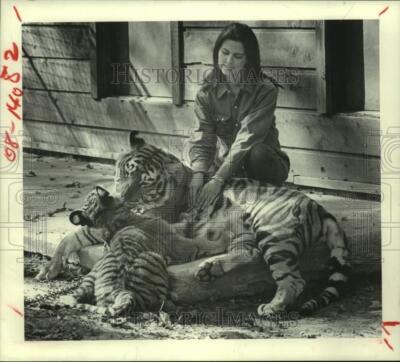 1980 Press Photo Devera Stevens Plays With Mona and Her Cub Jetta, Conroe, Texas