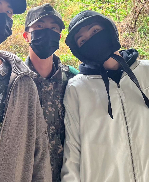 [UNIVERSAL CHEMISTRY] BTS V (Tae-hyung) Bubble Padding Black Balaclava Hat image 2