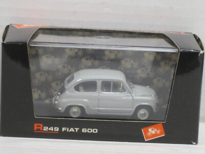 Fiat 600 in hellgrau Box mit Vitrine Brumm 1:43 Motorhaube fehlt