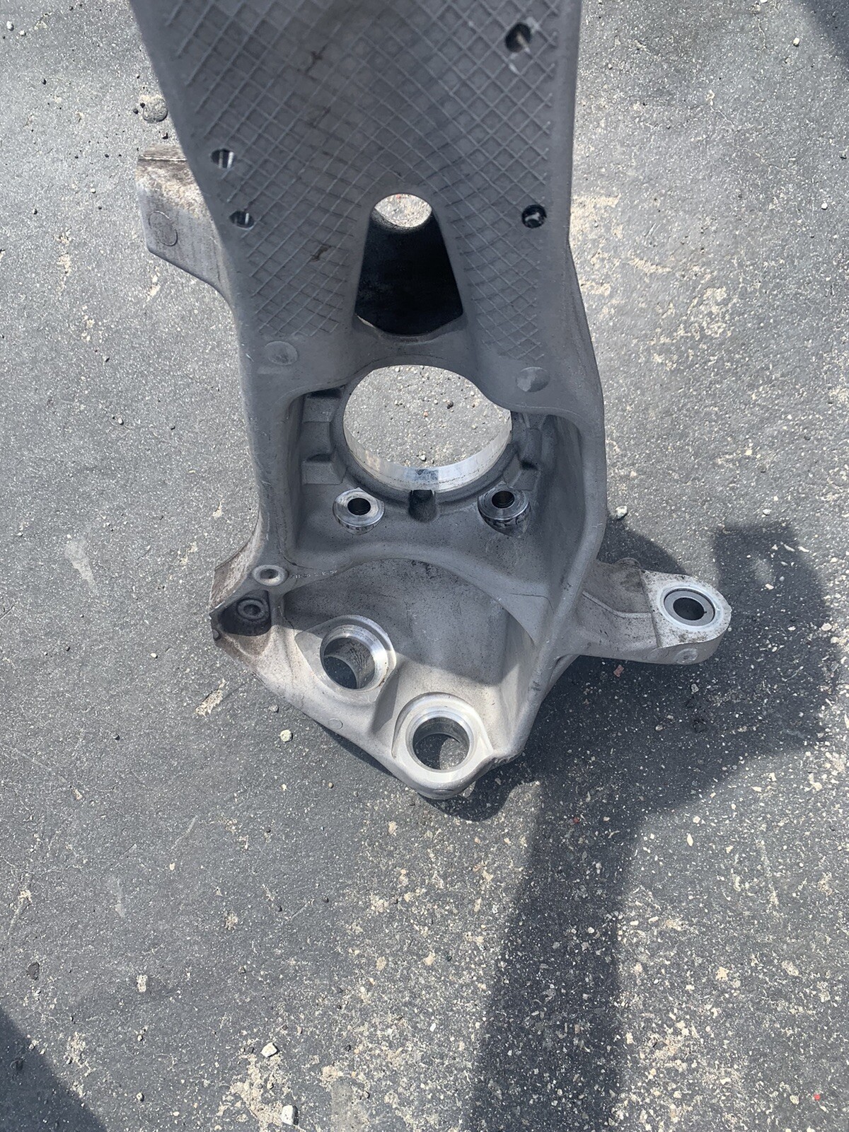 2020-22 ASTON MARTIN DBX LEFT  (DRIVERS) FRONT SPINDLE KNUCKLE
