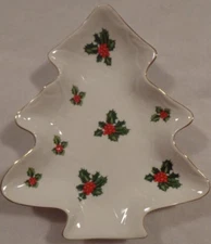 LEFTON CHRISTMAS TREE SHAPE TIDBIT PLATE DISH CANDY NUT RELISH WHITE HOLLY BERRY