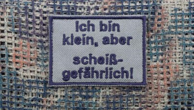 Patch: ''Ich bin klein, aber scheißgefährlich'' (2 Varianten)