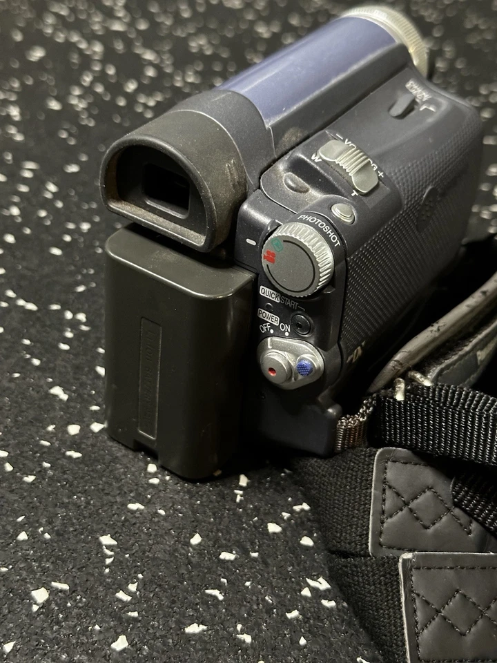 Panasonic PV-GS9 Digital Video Camcorder With Charger/OEM Battery, Works great - Image 4 of 4