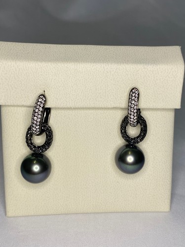 YOKO London - Stud Earrings - 18K Gold, Pearl, Diamonds