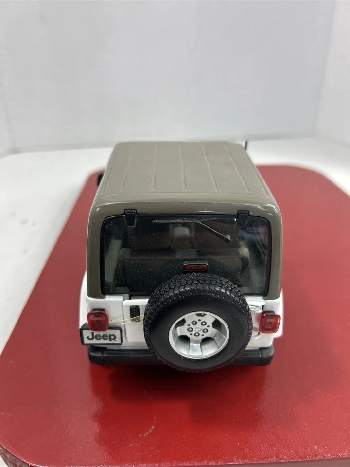 Jeep Wrangler Sahara Maisto Blanco 1:18 LEER Foto 2 de 4