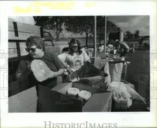 1988 Press Photo Volunteers pack food for hurricane victims at Houston KPRC TV