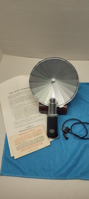 E. Leitz Wetzlar Synchronblitzer Folding Flash Reflector with Cord & Case.