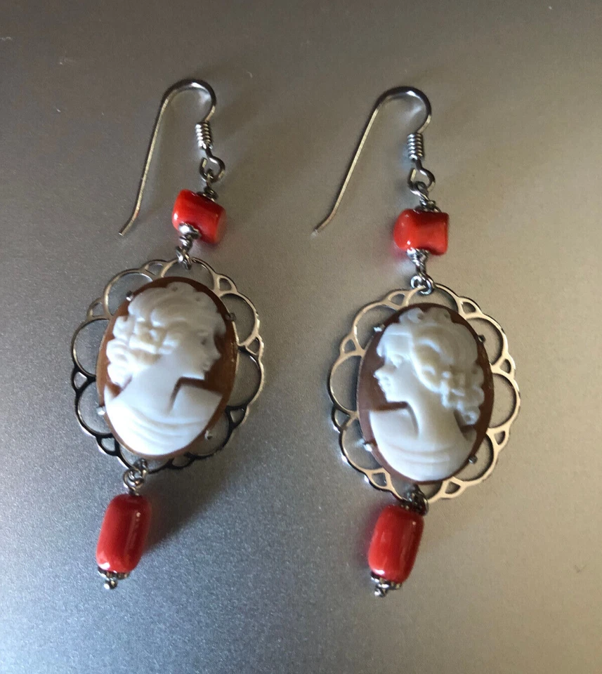 Orecchini in cammeo sardonica su montatura in argento e pepite di corallo rosso - Immagine 2 di 3
