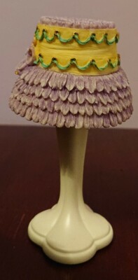 Willow Hall Flieder Dame um 1964 Hut und Hut Ständer Ornament