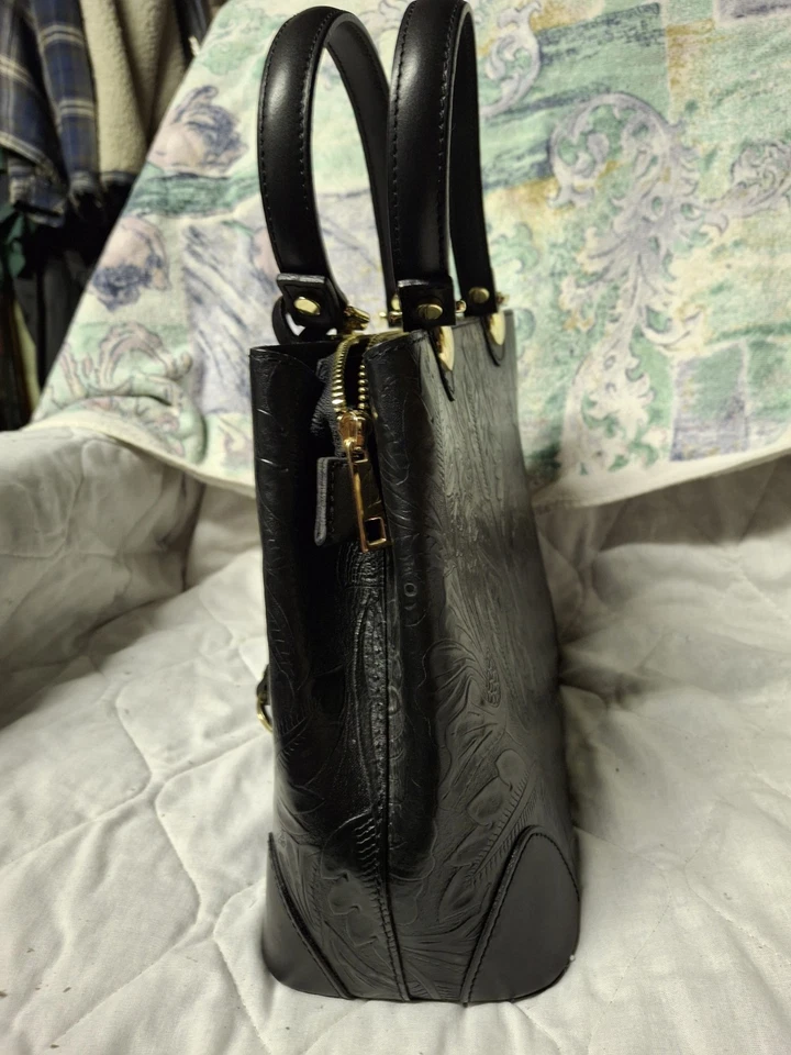 Excelente Bolso de Mano Italiano de Cuero Genuino en Pelle Negro Floral en Relieve Foto 4 de 4