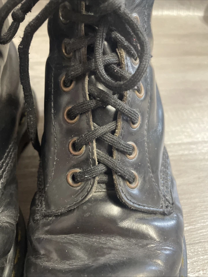 Dr Martens Air Wair Black Smooth Leather Boots Size UK-7 Mens The Original, photo 4 of 5