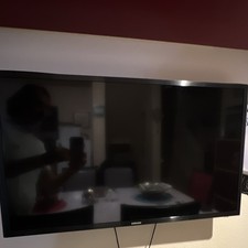 Samsung 24in LED 1080p FHD Flat Screen Wall-Mountable TV, Black