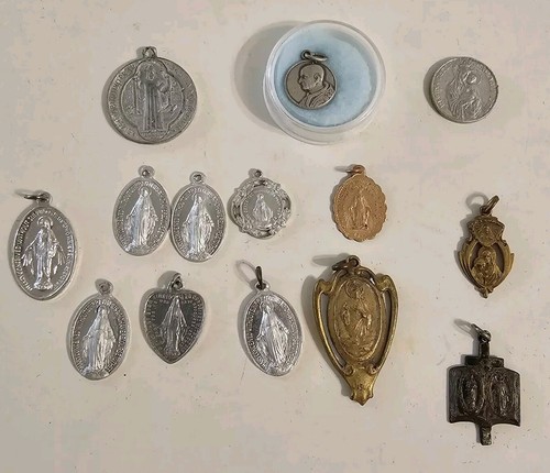 Vintage Lot Of Religious Catholic Medals Jewelry Rosaries - Picture 11 of 12