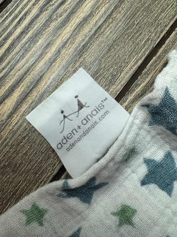 Manta de bebé de muselina de algodón Aden + Anais con estampado de estrellas azul y verde Foto 3 de 3