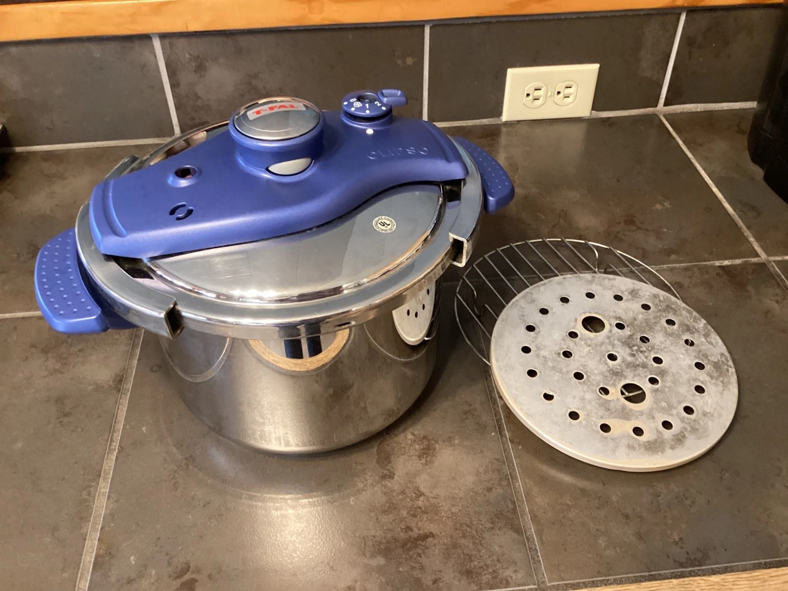T-Fal Clipso stainless steel 6L pressure cooker