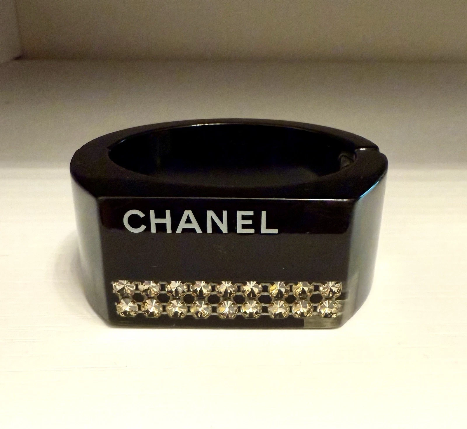 bracciale chanel 06P nero CC cristallo logo resina
