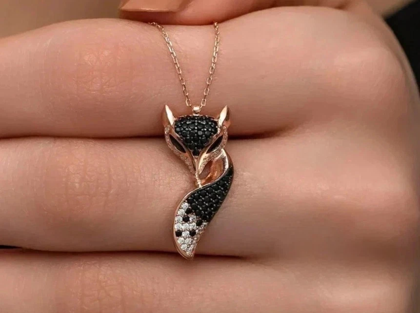 Colgante con dije de zorro de diamantes negros simulados de corte redondo de 2,50 quilates enchapado en oro rosa de 14 k Foto 4 de 4